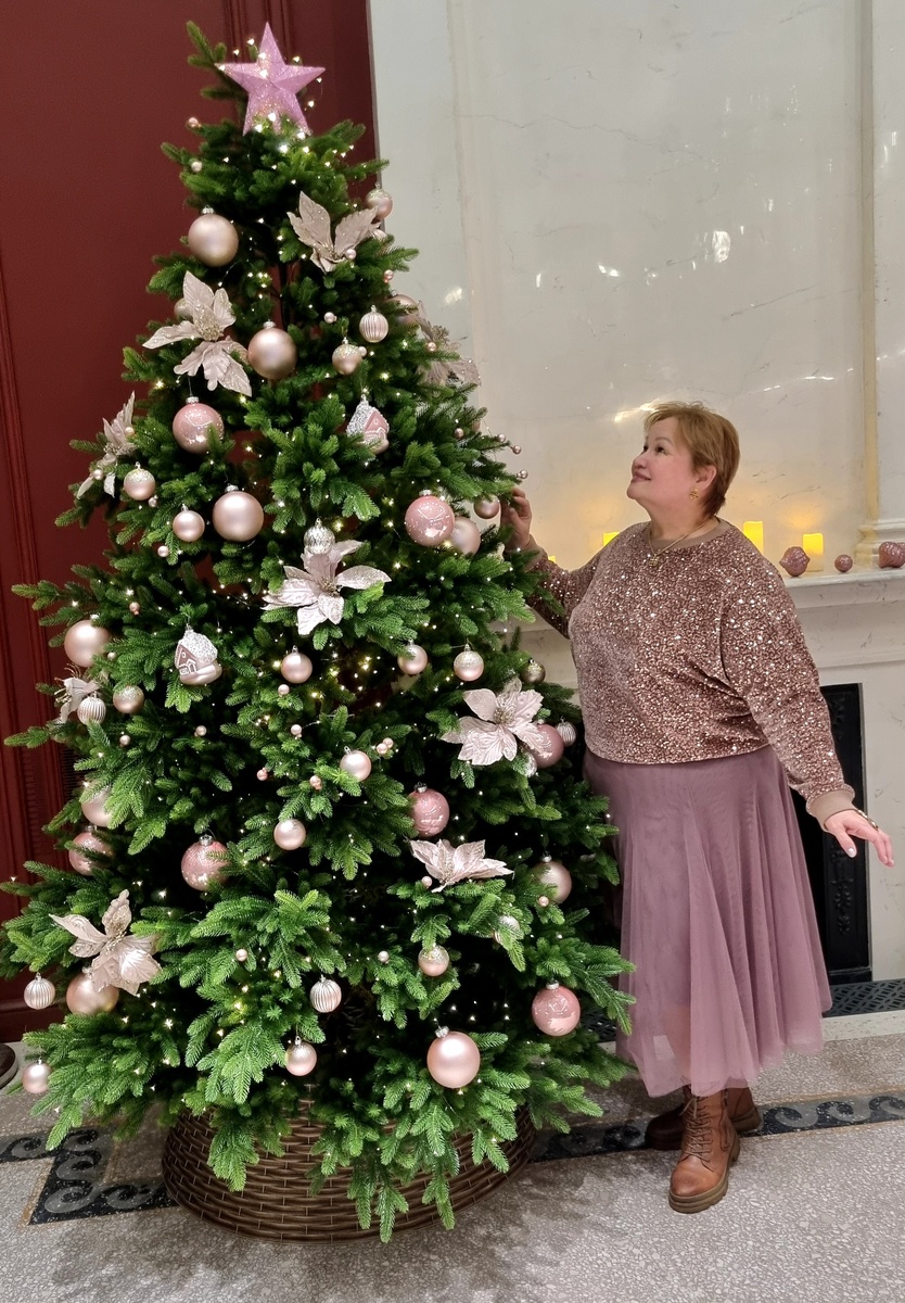 Ёлочка в холле, ну как не запечатлеть себя?