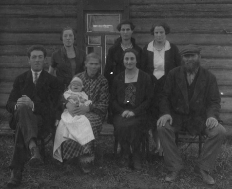 Семья Ханиных. 1939 г. Хана-Рива – вторая слева в первом ряду. Справа в первом ряду – Хаим Лейбович, он тоже погиб на Голубой даче