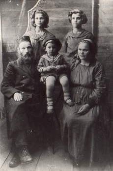 На фото: малыш в матросской бескозырочке и с ленточкой «Ильич» – маленький Исаак. Слева – его отец Менахем-Мендель Аронин. 1927 г.