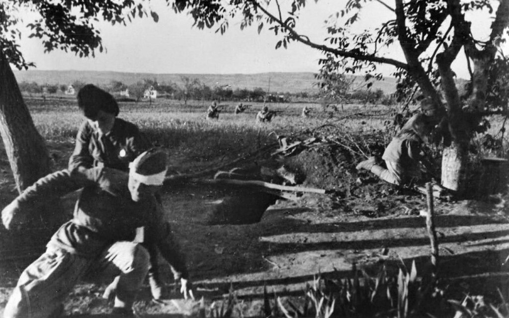 
Санинструктор Брюкова оказывает помощь красноармейцу, раненному в голову во время боя за Новороссийск. 1943 г.