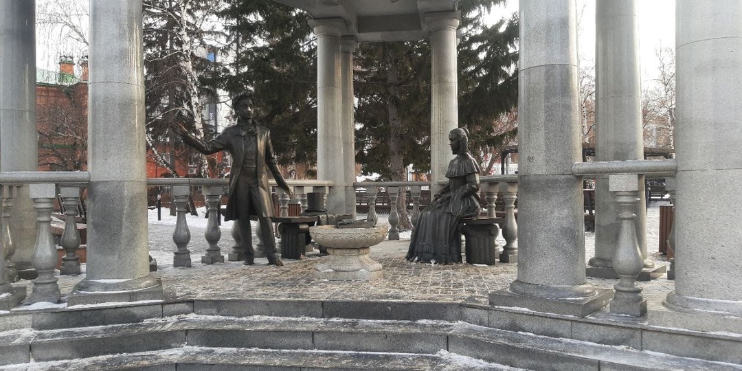 Жанровые скульптуры на проспекте Мира в Красноярске: фотограф, художник и поэт