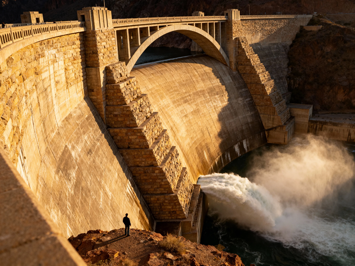 Этот человек у стены. Это пиксели у монитора, на котором открыт чертёж реальности 🖥️. Каждый из нас когда-то верил, что участвует не просто в стройке, а в исправлении карты мира. И они были правы. После них река потекла уже по другому руслу — не только в камне, но и в истории.