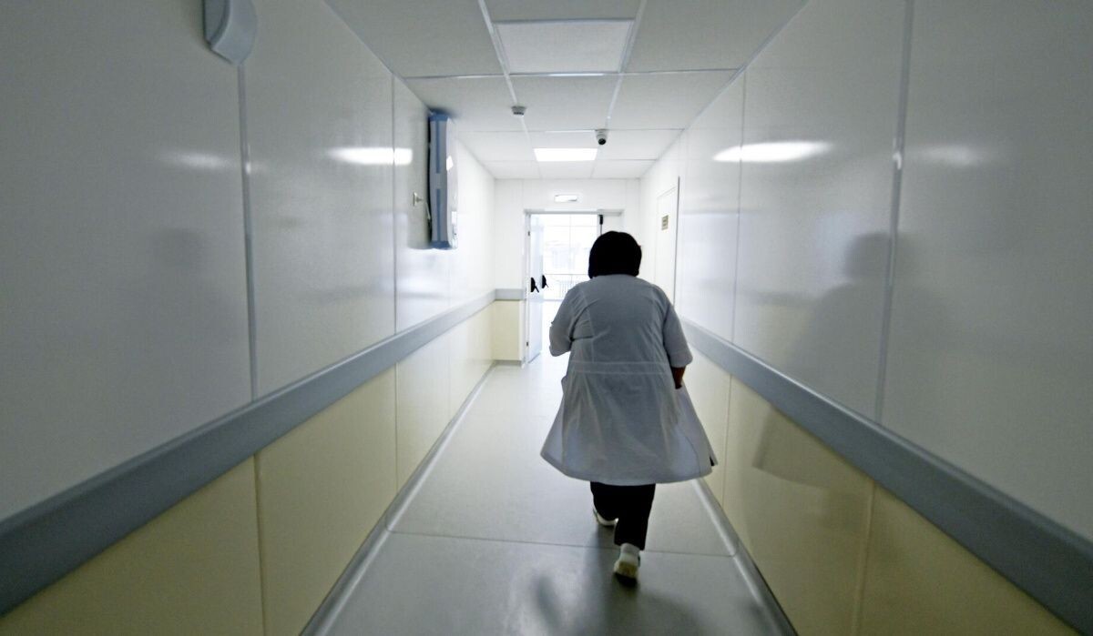     Медицинский сотрудник в коридоре больницы. Источник: © РИА Новости Автор фото: Таисия Воронцова