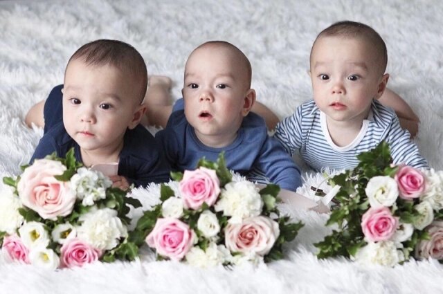    Повзрослевшие тройняшки пошли в два разных первых класса, деньги собирались на подарки родителями, и Рузалине заблокировали карту. Фото: Из личного архива