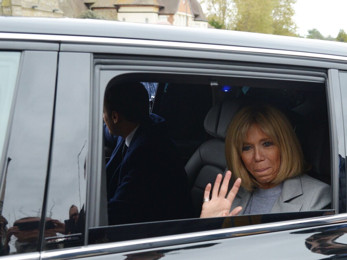    Супруга Эммануэля Макрона Брижит во время первого тура президентских выборов во Франции | © РИА Новости / Алексей Витвицкий