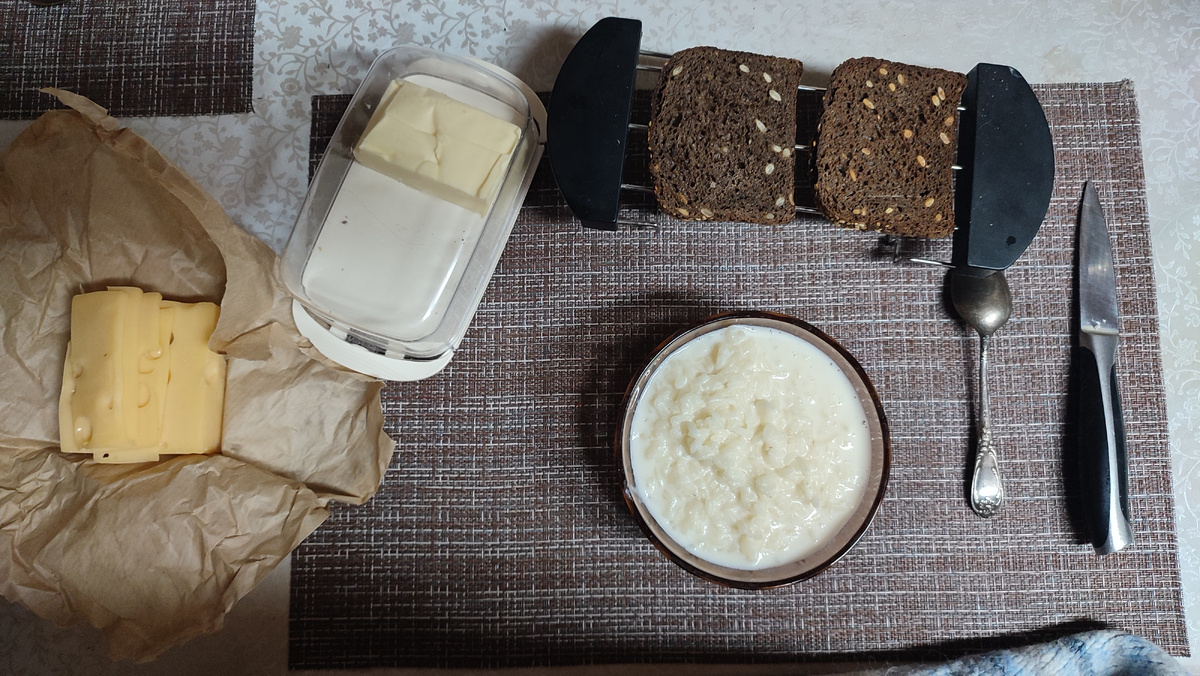 Завтрак: каша рисовая, хлеб, сыр, масло
