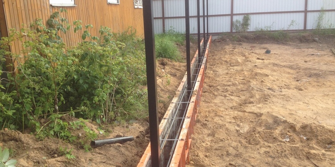 Как НЕ надо делать фундамент под забор: ошибки, из-за которых он «уезжает» уже через пару лет