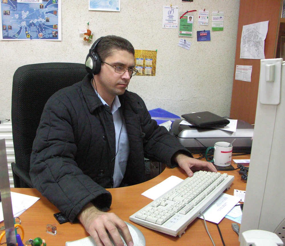 Редактор корпоративного издания Группы ЭНЕРГОПРОМ Сергей Слободчиков за работой. 2012 г.