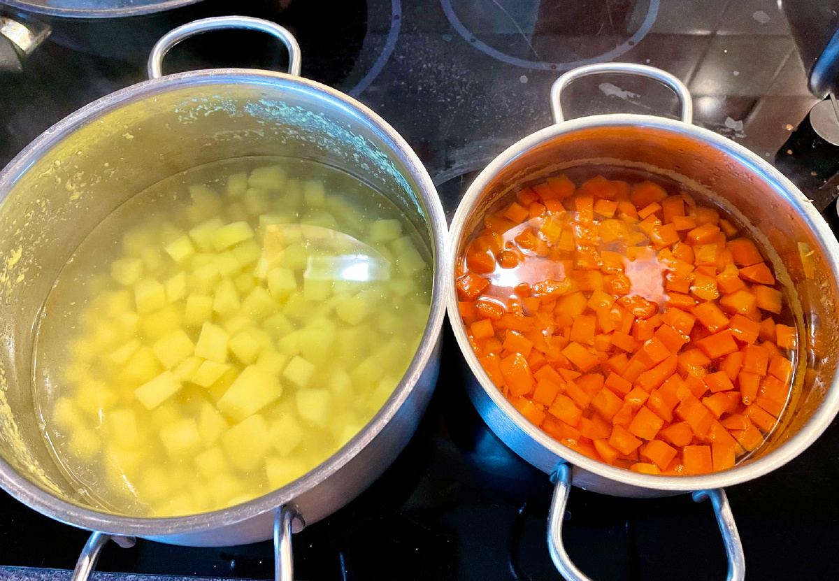 Варка картошки и морковки для салата