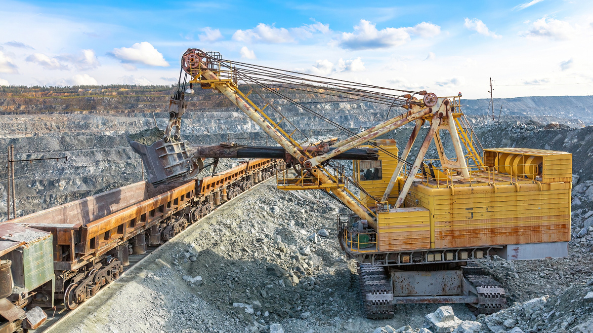     Фото: JaneMoon/Shutterstock/FOTODOM В Гренландии есть критически важные полезные ископаемые: черные, цветные, благородные и редкоземельные металлы, драгоценные камни