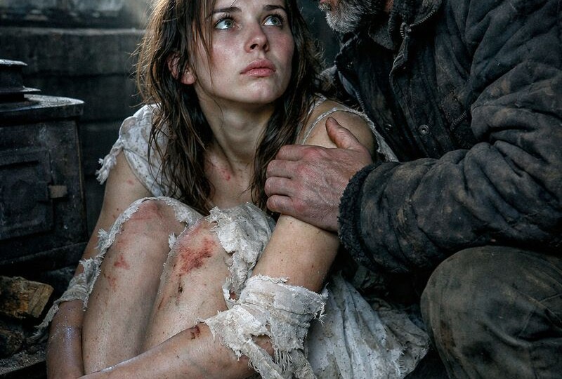 В глухой сибирской тайге егерь находит девушку в изорванном свадебном платье, сбежавшую с алтаря от насильственного замужества