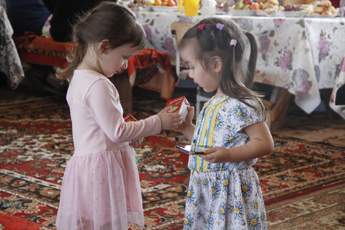 Одна из моих внучатых племянниц в левой руке держит мобильный телефон, а в правую руку берёт сок. Обе руки будут заняты. И через пару секунд она споткнётся о ковёр и уронит из рук обе для неё ценности. Расстройство колоссальное!