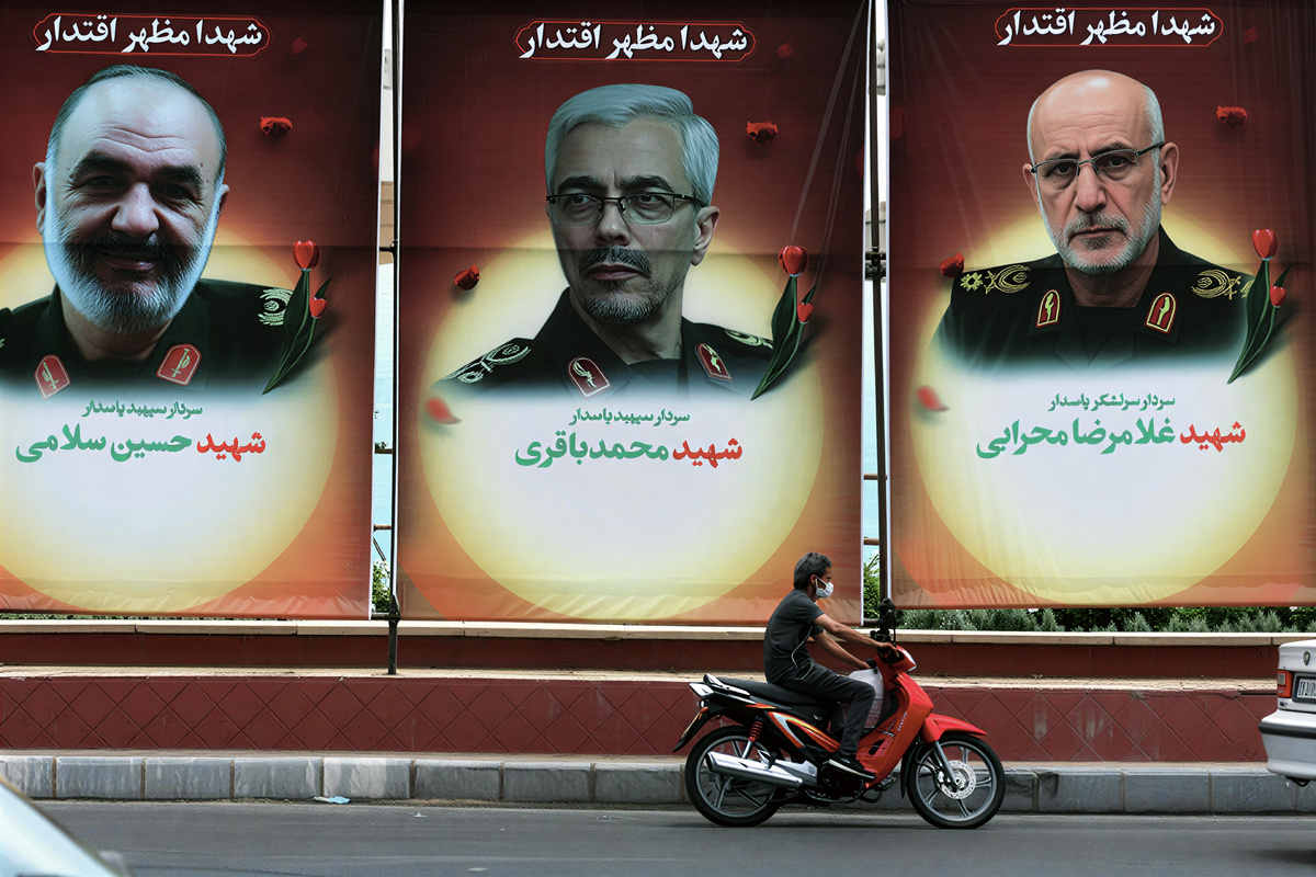 На фотографии, сделанной 9 июля 2025 года в Тегеране, Иран, автомобилист проезжает мимо рекламных щитов с портретами убитых генералов Корпуса стражей исламской революции (КСИР): Хоссейна Салами, Мохаммеда Багери и Голамрезы Мехраби, погибших в результате израильских ударов | AFP/Getty Images