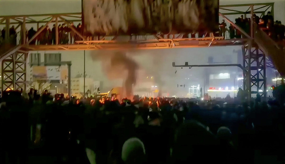 В социальных сетях распространяются видеозаписи из Ирана, на которых видно, как протестующие выходят на улицы Тегерана 9 января, несмотря на усиливающиеся репрессии. | UGC/AP