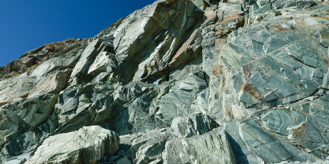 Почему уникальный сибирский нефрит до сих пор остается в земле