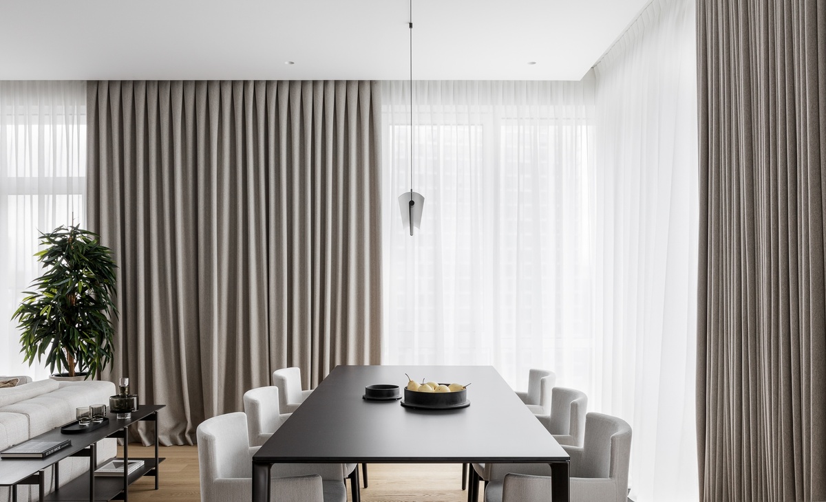 Портьеры Decortier на ручной складке 1,8 и тюль на ручной складке 2,5 в проекте гостиной-кухни. Дизайнер: Александра Суханова. Фото: Сергей Волокитин.