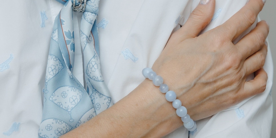 Почему запястья стали новой зоной декольте?