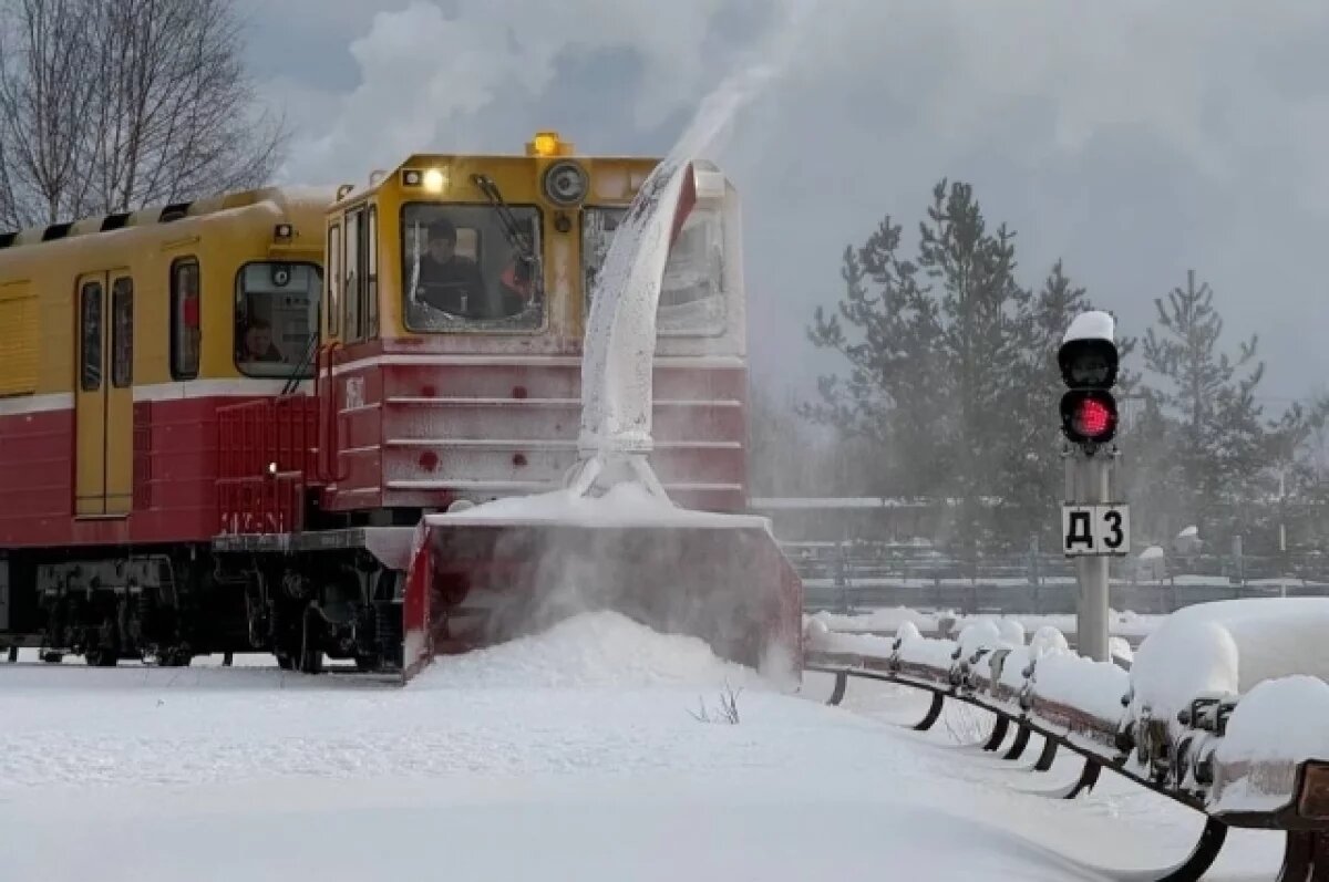    Более 13 тысяч кубометров снега убрали с улиц Петербурга за каникулы