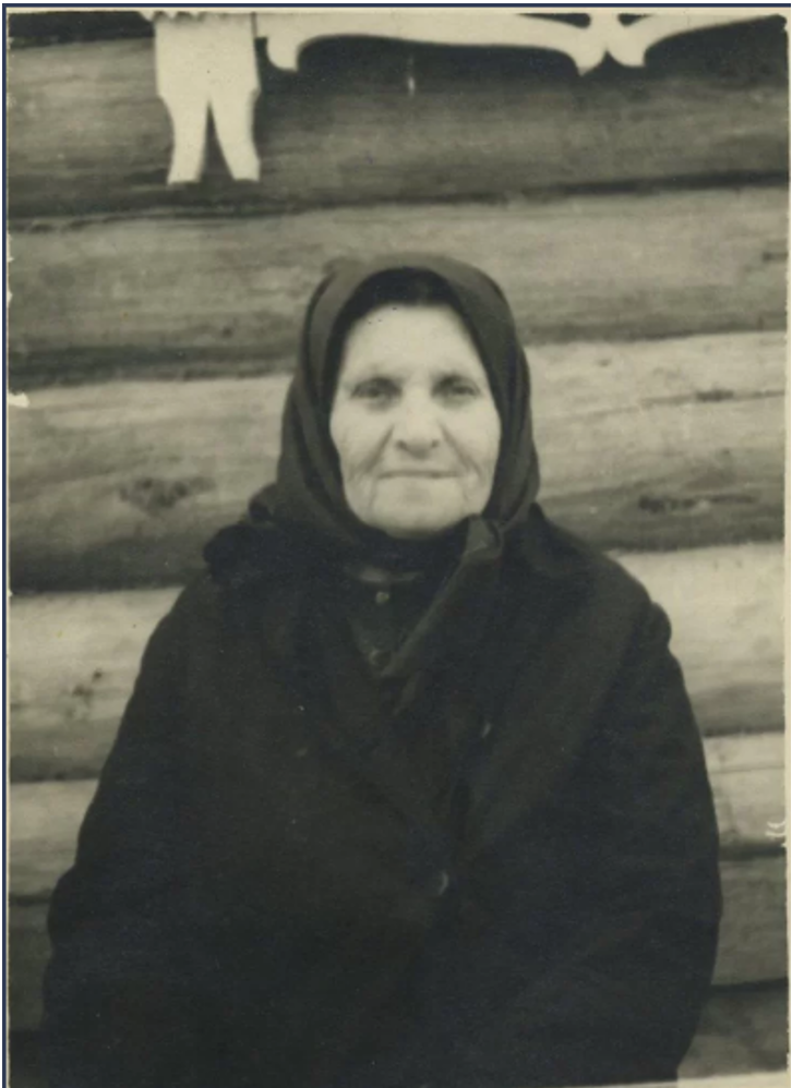 Татьяна Федоровна Есенина возле дома. Константиново. Период создания: сентябрь 1954 г. Источник: https://www.museum-esenin.ru/kollekcii/fotografii