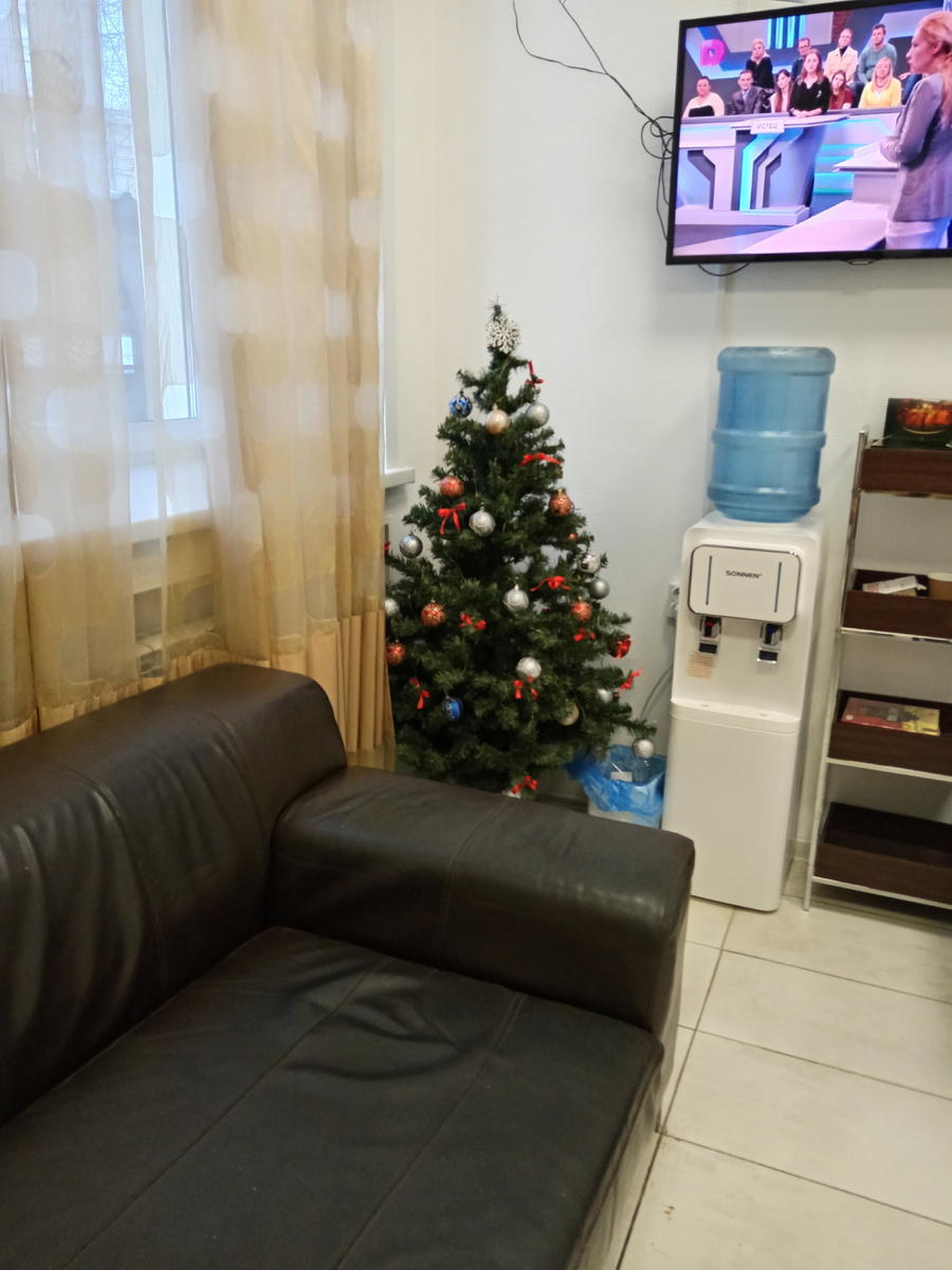 В фойе центра магнитно-резонансной томографии.