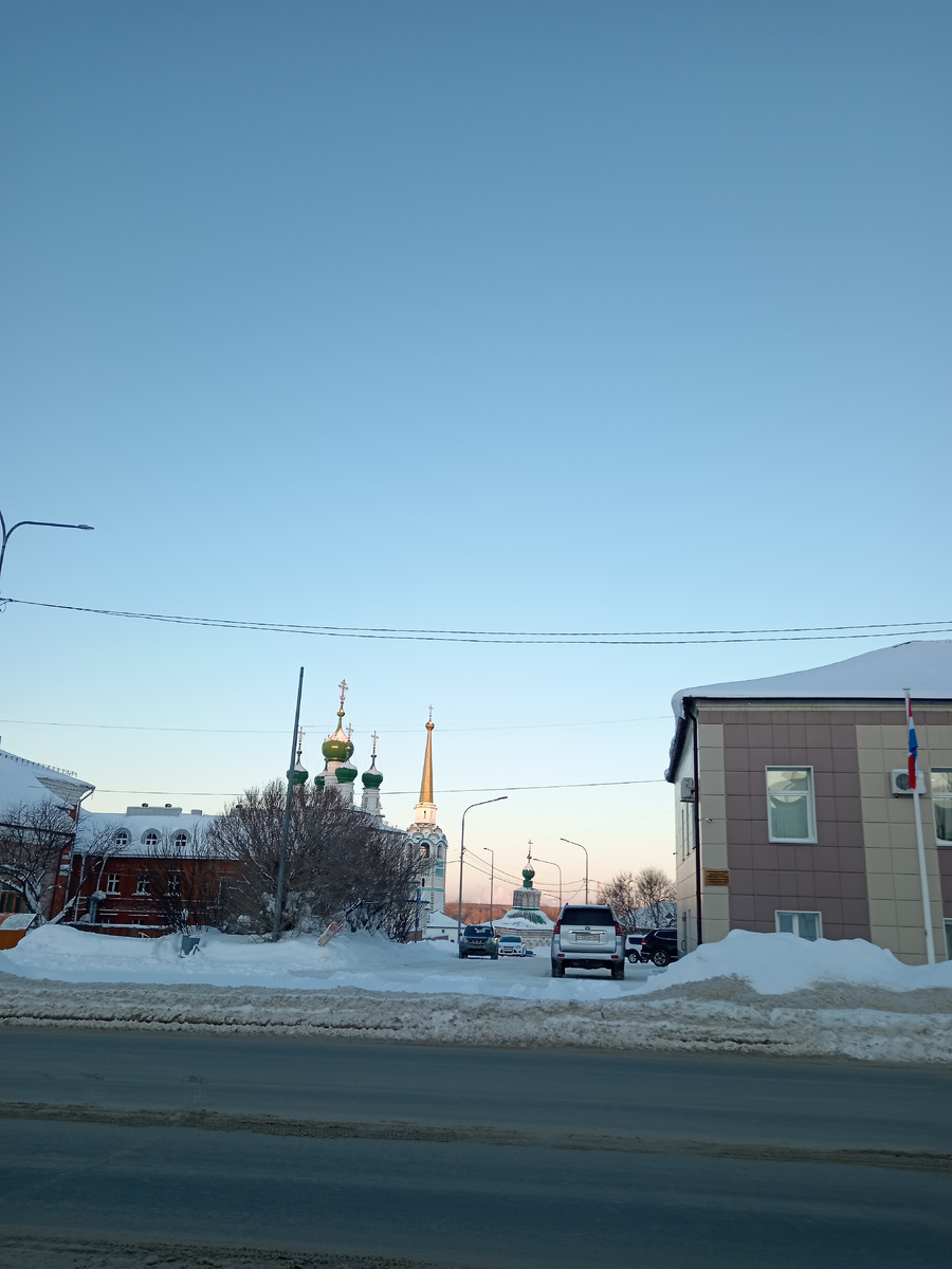 В центре города.