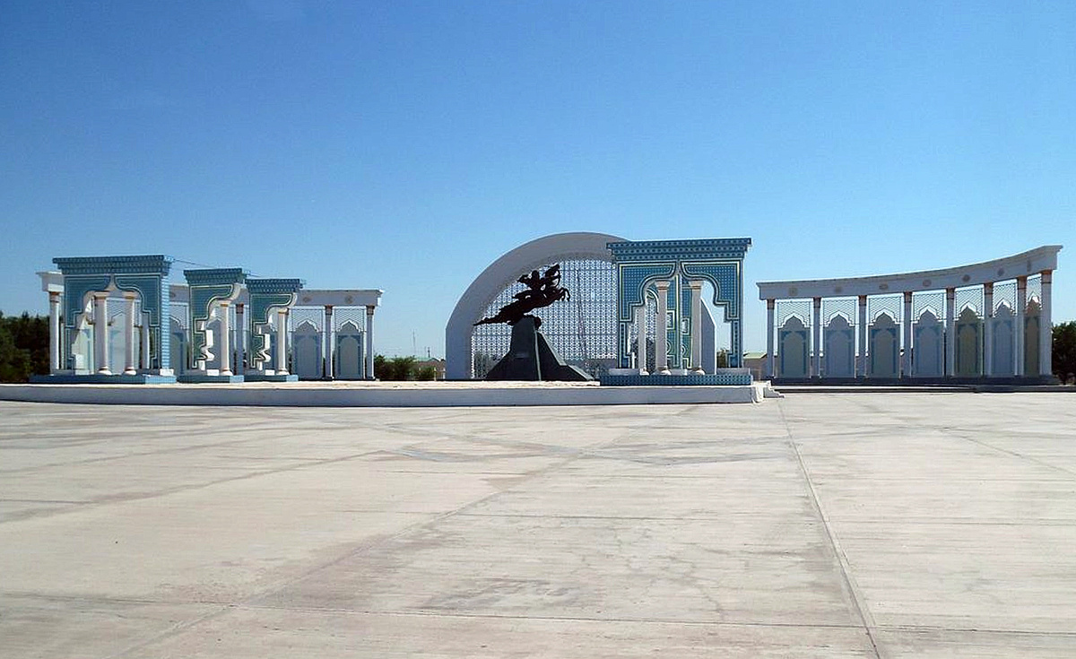 Парк Гёроглы (парк Кёроглы) в городе Дашогуз (Туркменистан) в честь туркменского героя из народного эпоса. Парк представляет собой огромную открытую мощеную площадку, в конце которой расположены колоннады и скульптура Гёроглы на коне Гырате. Скульптура изображает Гороглы с луком и стрелами в момент выстрела, а Гырата – в полёте. Скульптура установлена на сером постаменте с табличкой, на которой выгравировано имя Гороглы.