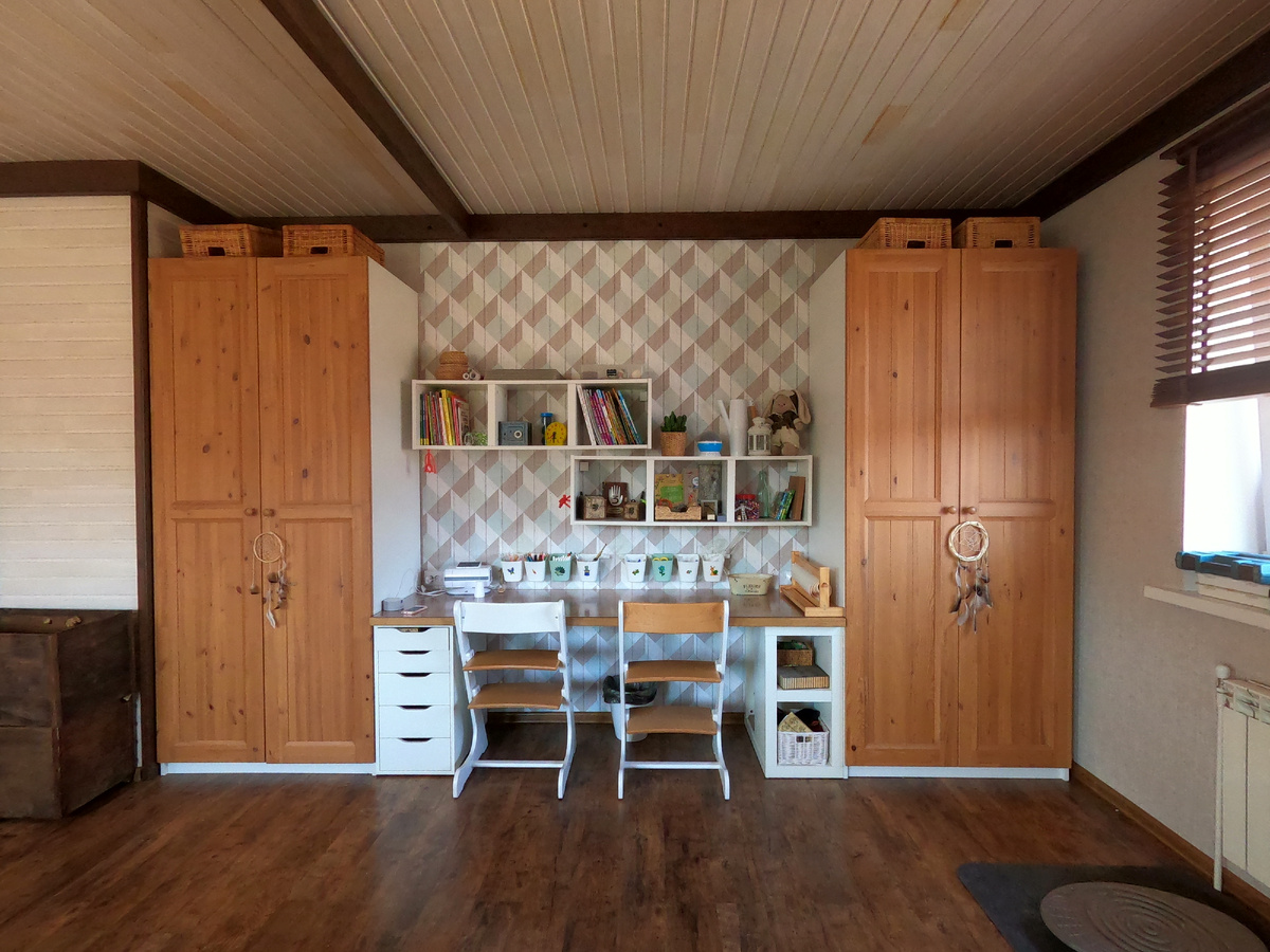 В 2021 году обновили рабочую зону детям. Уже в то время шкафы были у каждого ребенка свой собственный.