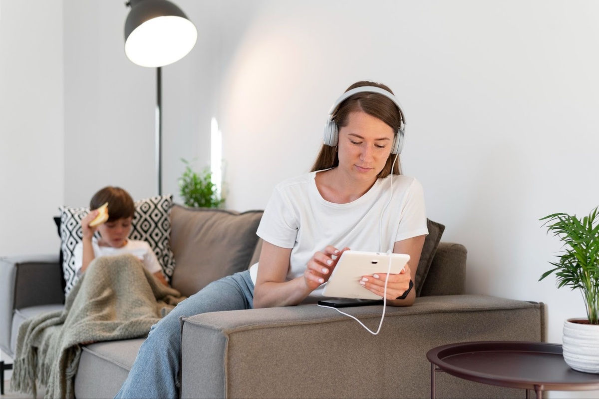 Даже в одной комнате с другими можно почувствовать уединение