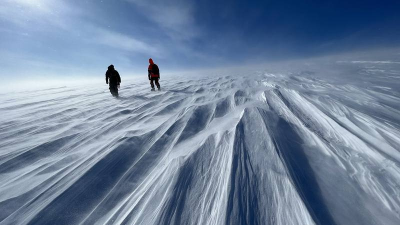 Члены команды GreenDrill на куполе Прюдхо, ключевой части ледяного щита Гренландии. Первое исследование проекта показывает, что этот щит исчез 7000 лет назад. Авторские права: Джейсон Брайнер/Университет Буффало.