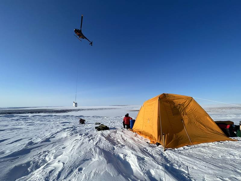 Лагерь GreenDrill возле края купола Прюдхо на ледяном щите Гренландии. Авторские права: Джейсон Брайнер/Университет Буффало.