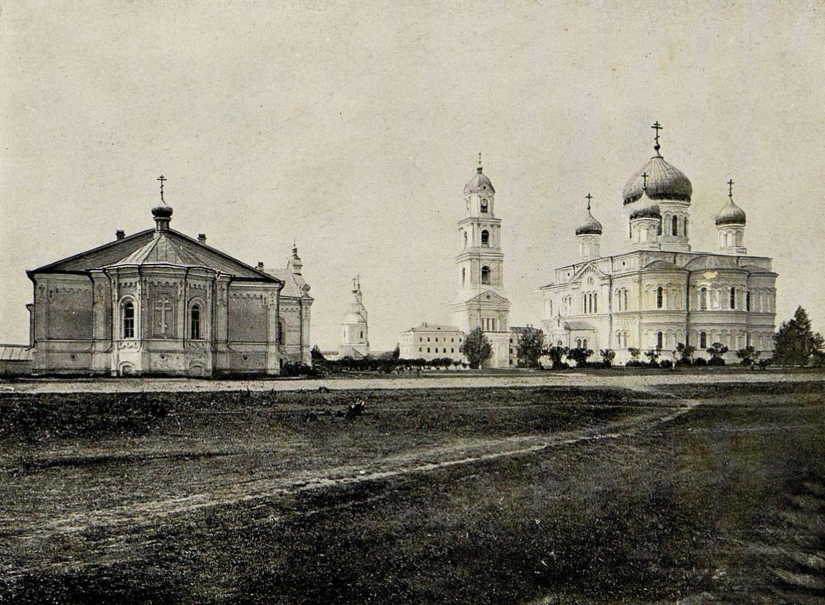 Саровский Дивеевский женский монастырь (с левой стороны): трапезная, приходская церковь, колокольня и собор. Лист из альбома «Открытие мощей преподобного Серафима Саровского чудотворца». Грибов М. И. Типография Т-ва И. Д. Сытина. 1903 г.