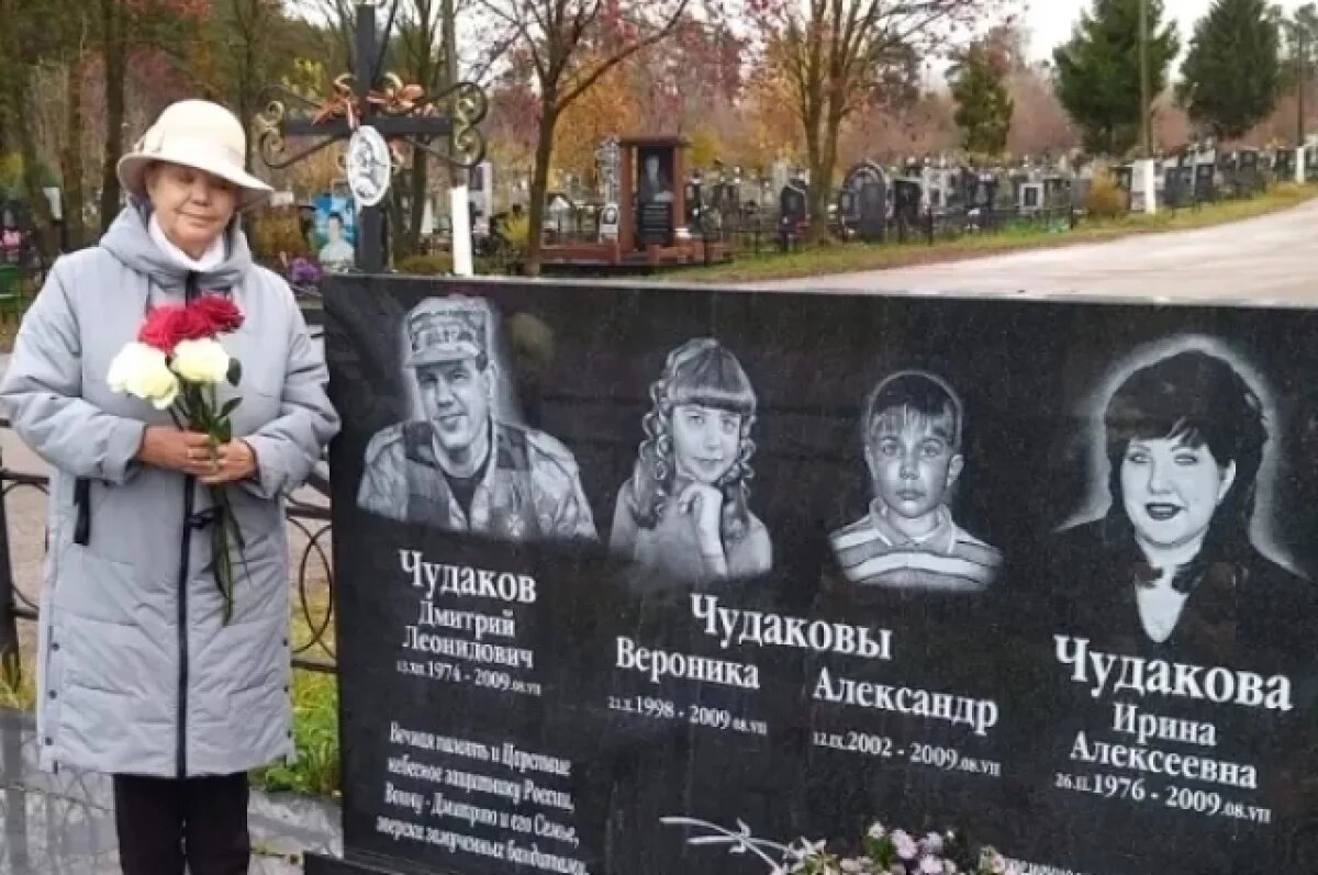    Валентина Алексеевна на могиле родных.