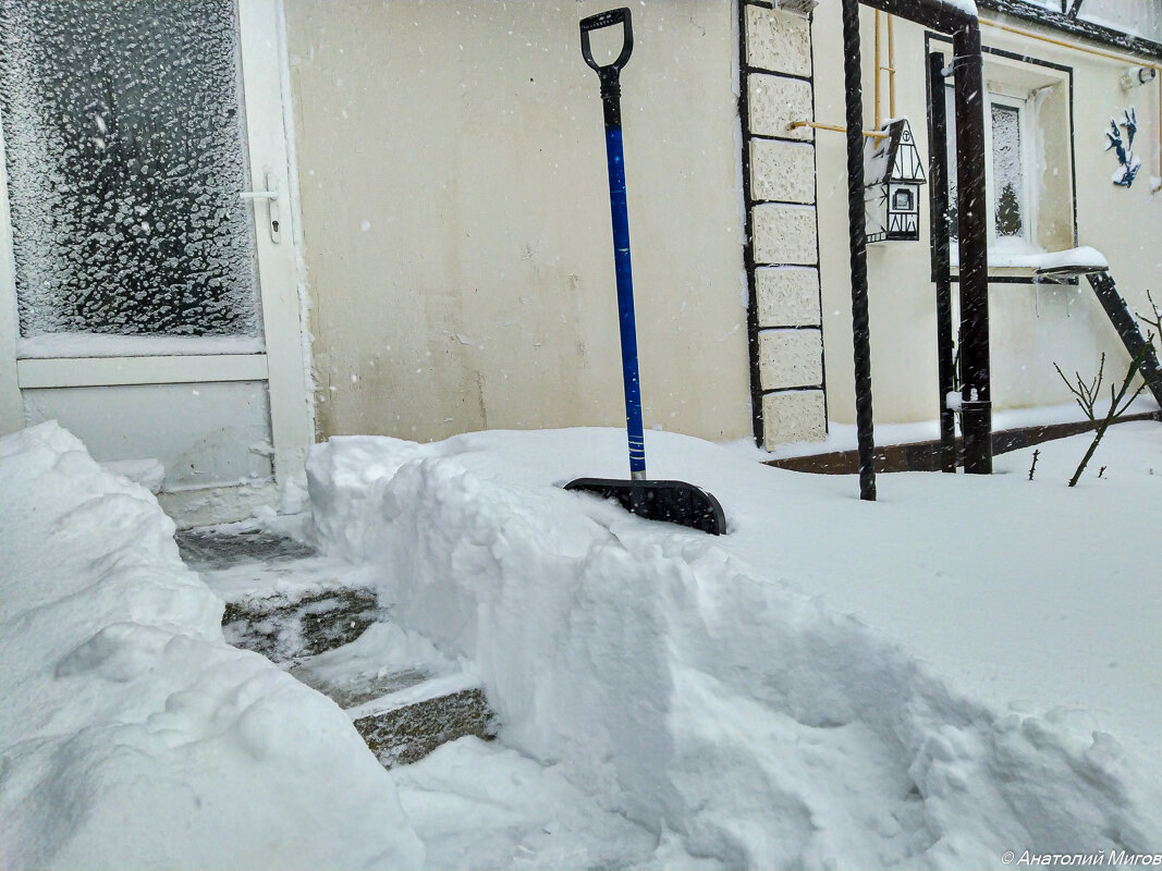 Хотя и живём в тёплом Крыму, но и вот так у нас бывает, без лопаты не откопаться.