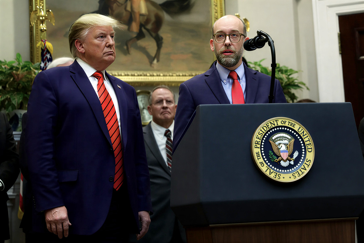 Президент Дональд Трамп слушает выступление исполняющего обязанности директора Управления по бюджету и управлению Расса Воута во время мероприятия в Белом доме 9 октября 2019 года в Вашингтоне. (Фото AP/Эван Вуччи)