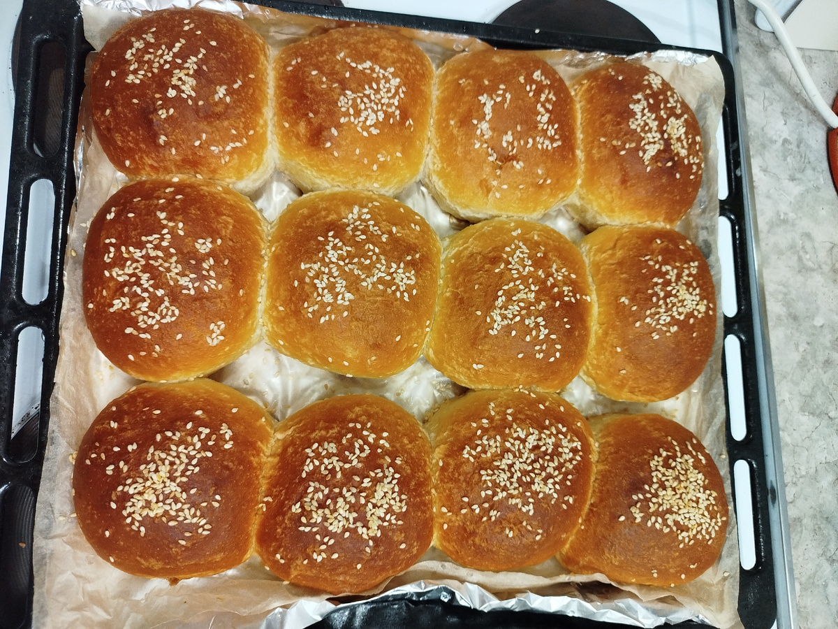 Ингредиенты вес теста 1440 г, делим на 15 булочек по 96 г):
Молоко - 400 мл 
Сахар - 4 ст.л (100 г)
Дрожжи 8-10 г (2 ч.л с горкой) сухих или 25-30 г живых дрожжей
Соль- 0,5 ч.л
Яйцо - 2 шт.
Раф. раст. масло - 80 г
Разрыхлитель - 1 п. (10-15 г). 
Уксус 9 % - 1 ст.л 
Мука - 700-750 г 
Слив. масло - 50 г 
Выпекаем в заранее разогретой духовке при 180*С 25-30 минут. 
Режим вверх-низ без конвекции.