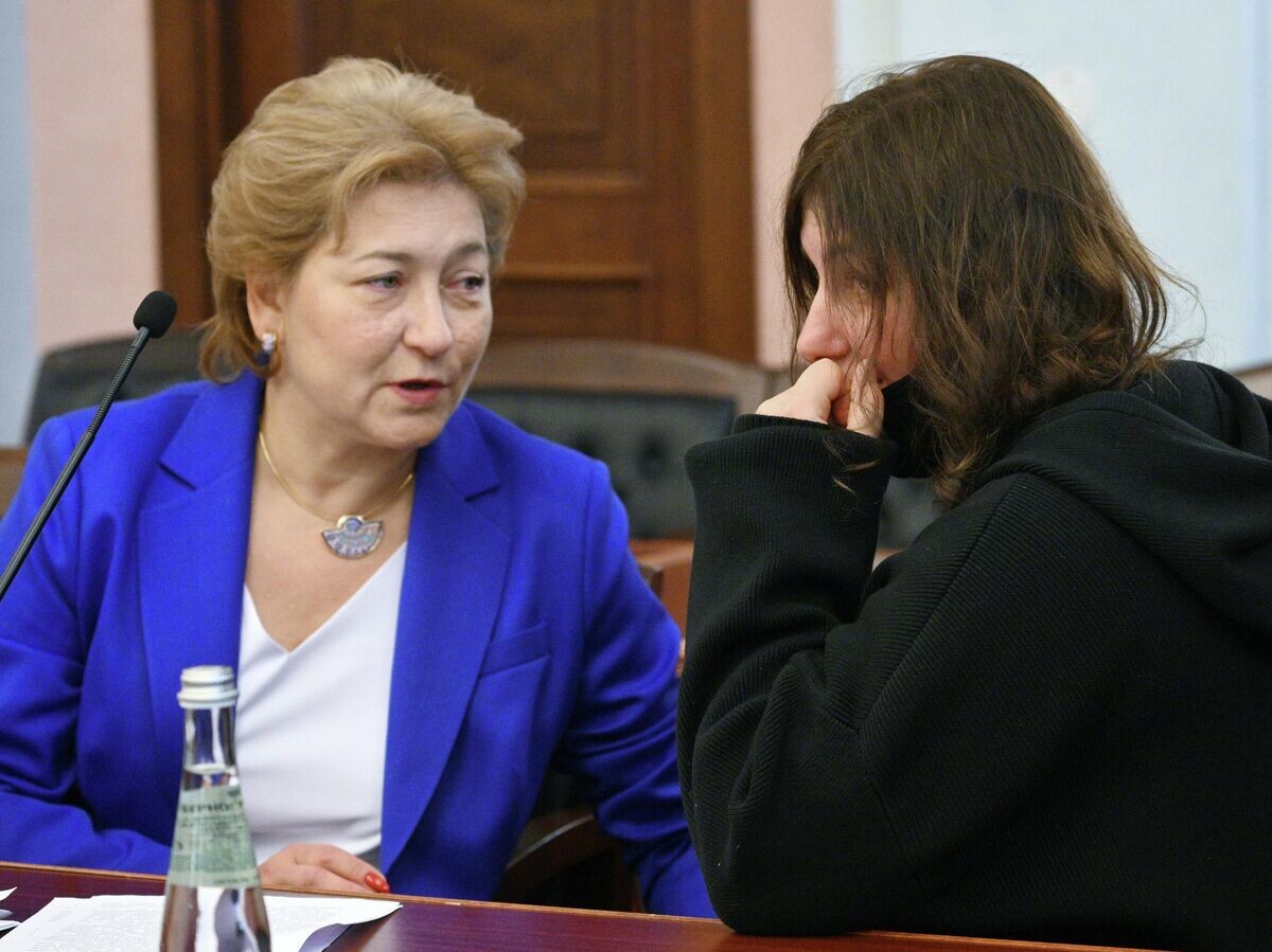    Адвокат Светлана Свириденко и покупательница квартиры певицы Ларисы Долиной Полина Лурье во время рассмотрения жалобы на решения судов по иску о признании недействительной сделки о продаже квартиры в Верховном суде России | © РИА Новости / Кирилл Зыков