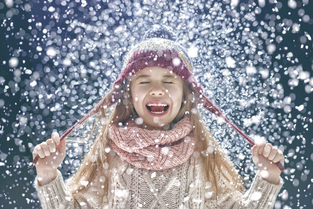    Снег - это замерзший водяной пар, который падает на Землю в виде снежинок. / iStock