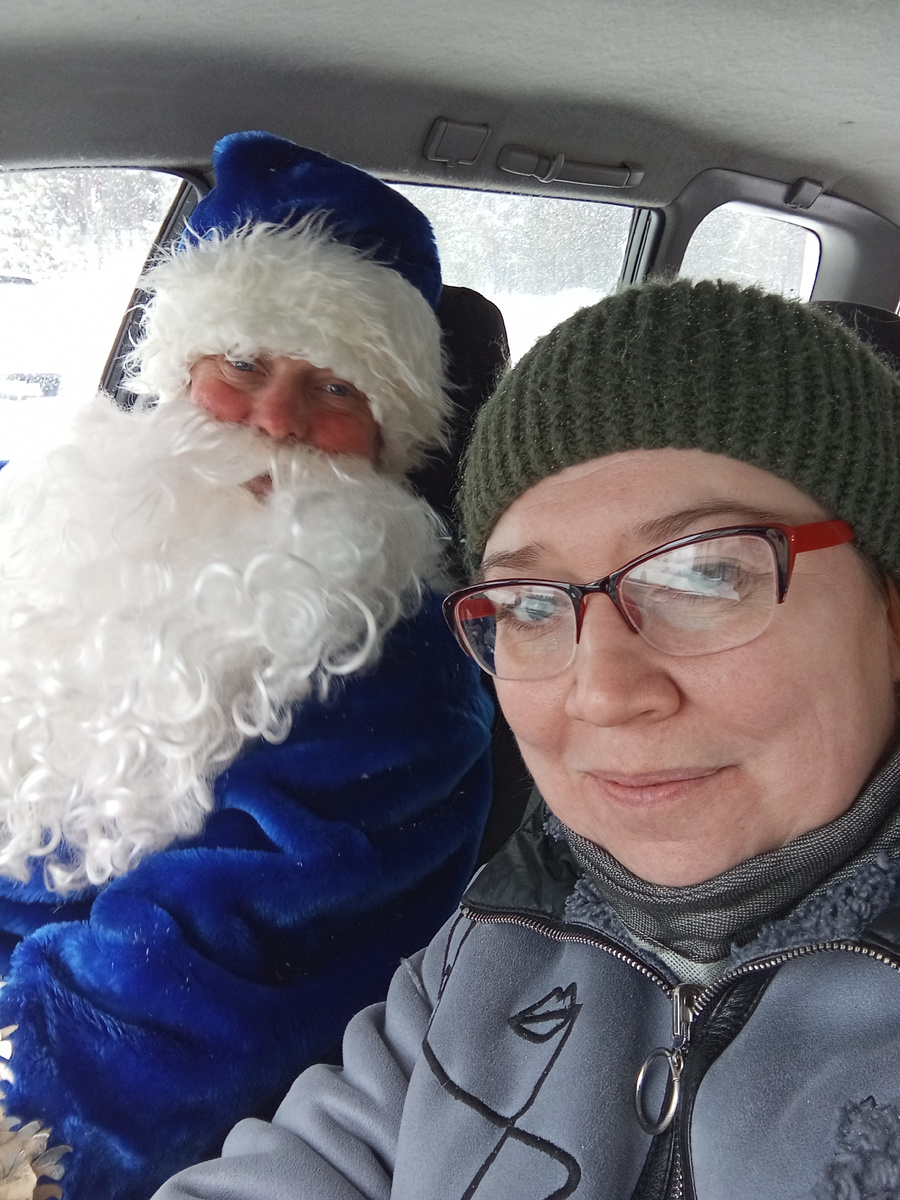 Как- то останавливается машина,за рулём - он. Села и поехала. Машина то моя ,да и мужчина тоже.