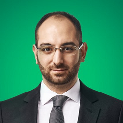    — Спрос растет, но специалистов не хватает очень сильно. Порой люди даже сами в качестве добровольцев или подработки выходят работать, ездят сами и чистят снег. На данный момент в той же Москве все государственные муниципальные службы заняты, но все равно рабочие банально не могут справиться с таким объемом работ. Да, пока что снег пытаются перевезти на снегоплавильную станцию, но не все так гладко, как хотелось бы, — отметил собеседник издания.