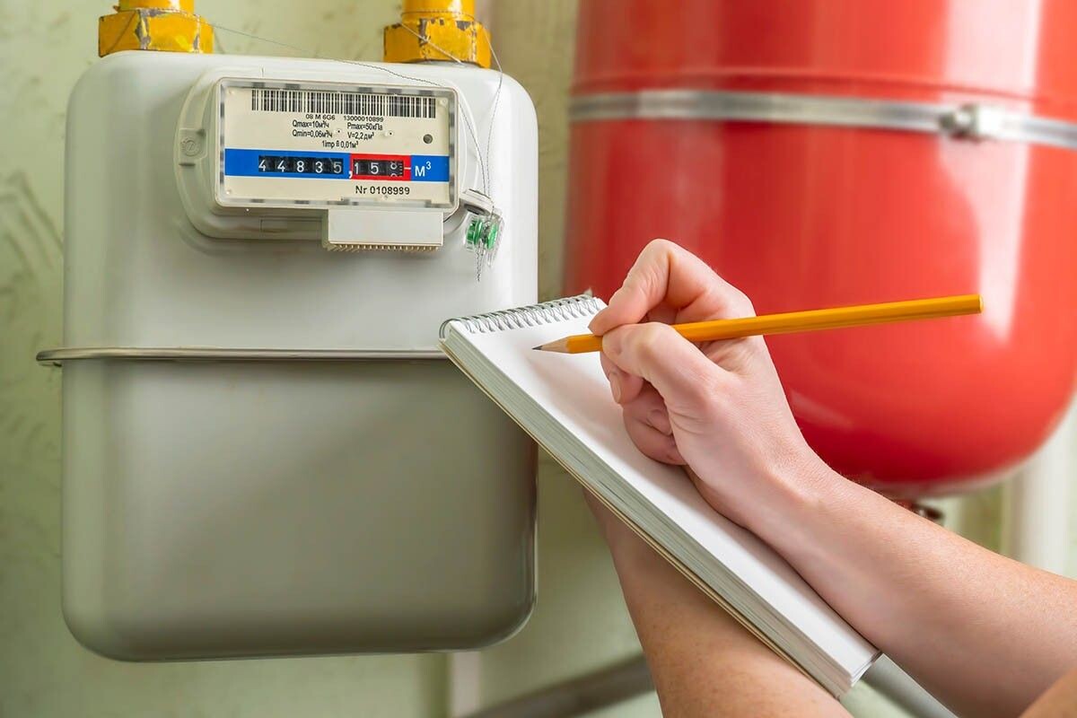 Подавать показания и следить за сроком эксплуатации — обязанность собственника. Источник: Denis Klimov 3000 / Shutterstock / FOTODOM📷
