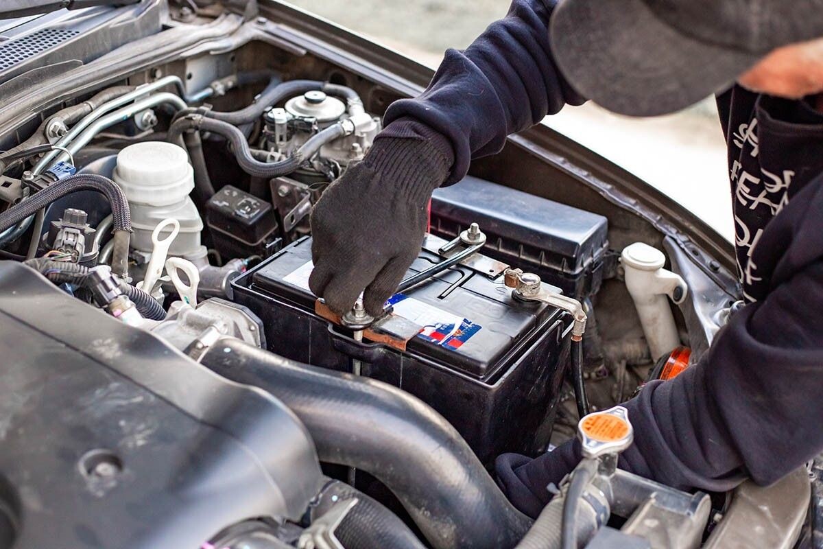 Важно следить за состоянием аккумулятора, чтобы он не отказал в самый неподходящий момент. Источник: Natalia Kokhanova / Shutterstock / FOTODOM📷
