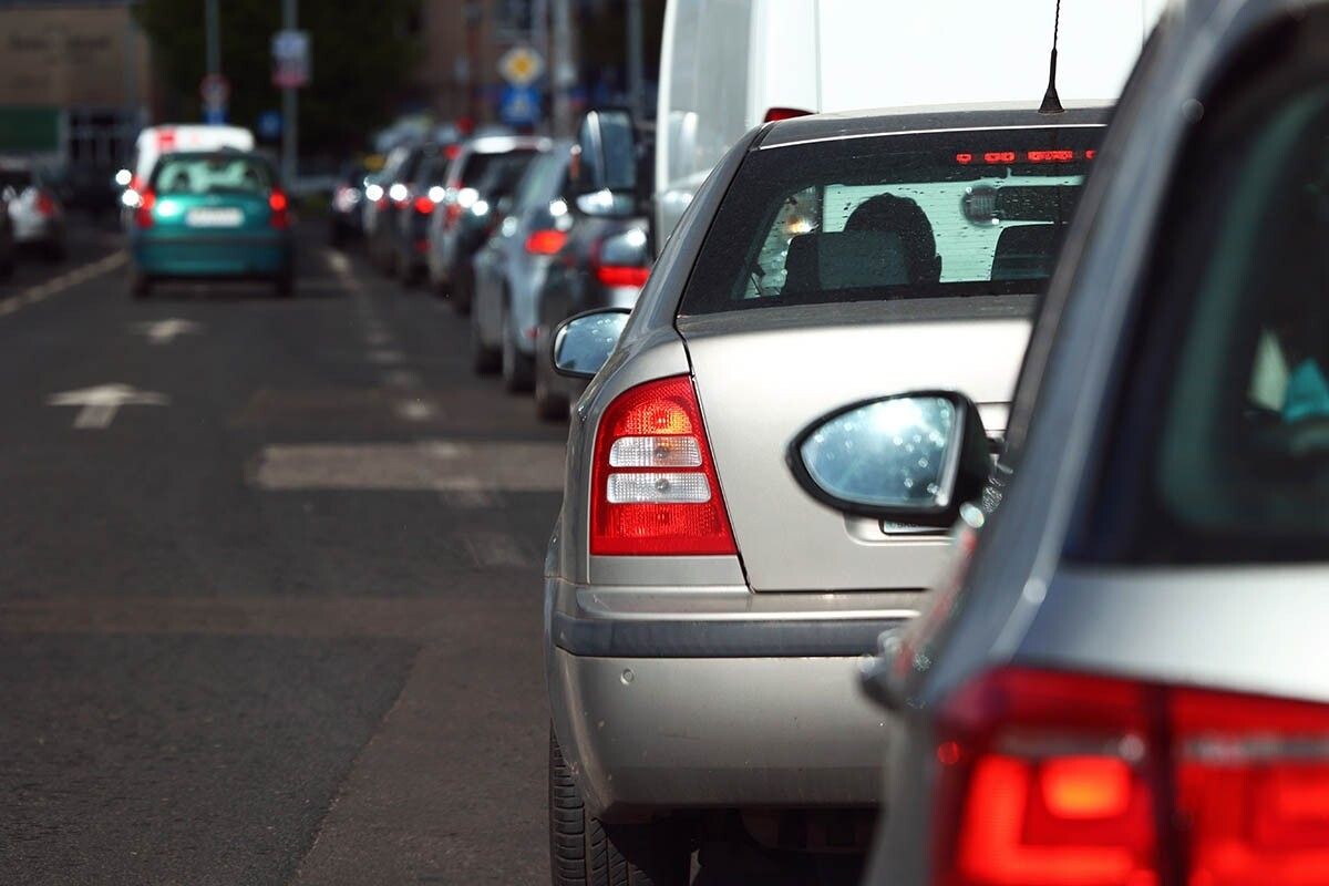 Езда по пробкам истощает ресурс аккумулятора. Источник: FotoDax / Shutterstock / FOTODOM📷
