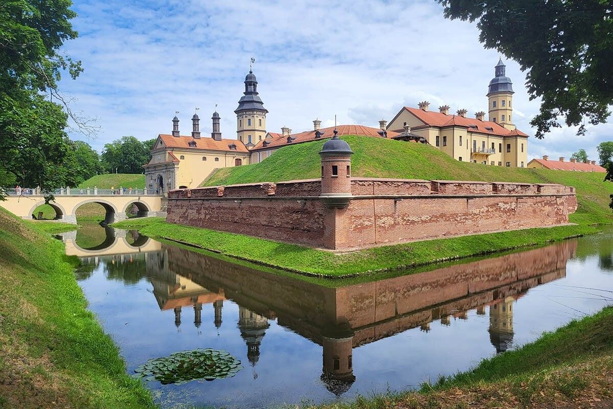 В Несвиж лучше поехать своим ходом, чтобы успеть спокойно погулять по ухоженной территории. Источник: KarynaS / Shutterstock / FOTODOM📷
