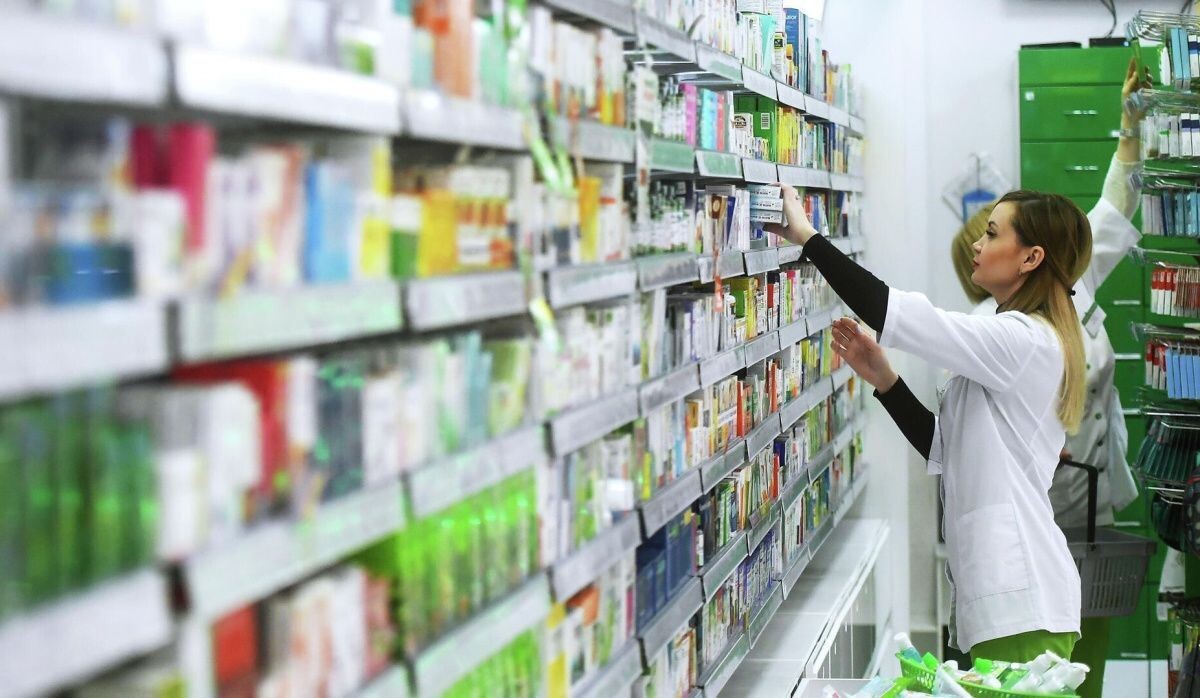     Фармацевт раскладывает лекарственные препараты в аптеке. Источник: © РИА Новости Автор фото: Евгений Одиноков