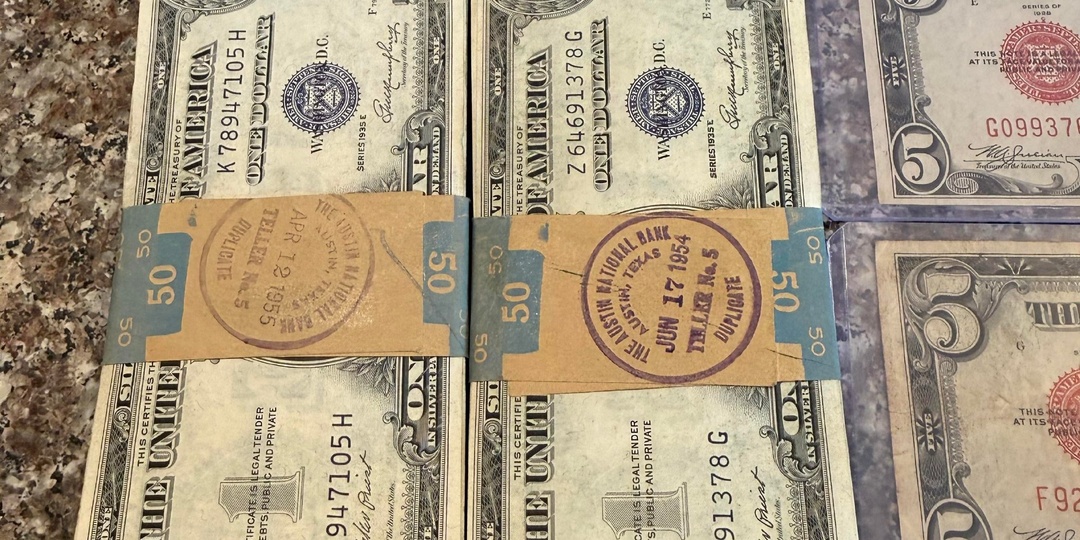 Бабушка моей супруги недавно передала ей старинные денежные знаки, включающие как банкноты, так и монеты