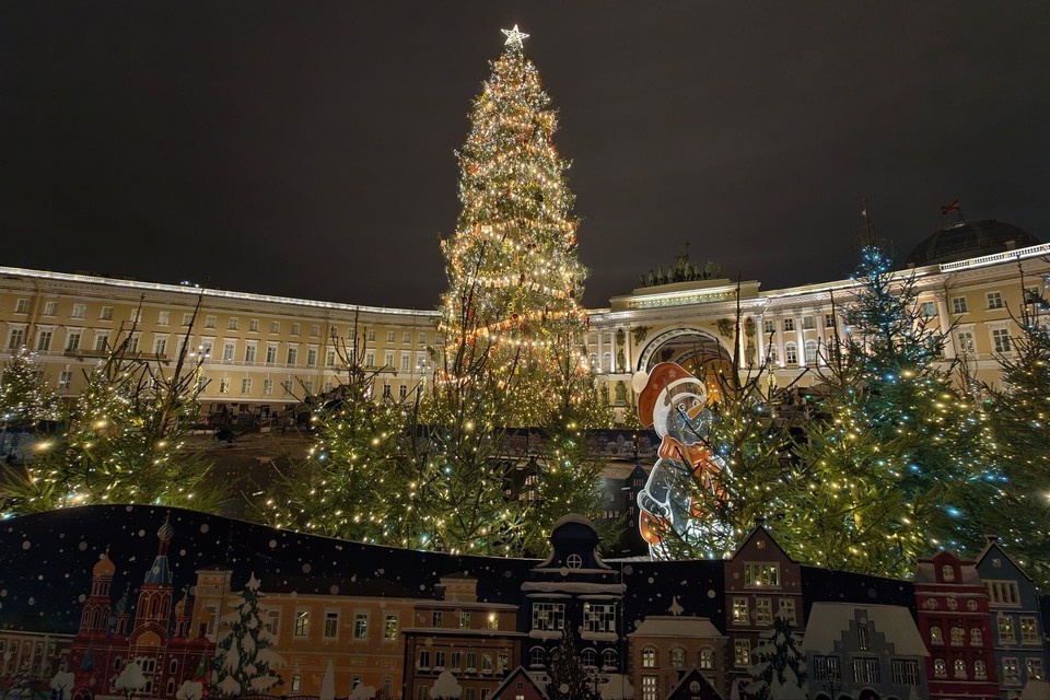    Главная ель на Дворцовой площади. Алексей БУЛАТОВ