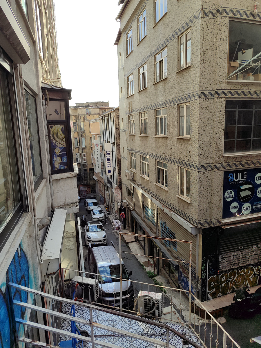 Аэропортов в Стамбуле несколько. Главная часть воздушного трафика приходится на два из них - аэропорт имени лëтчицы Сабихи Гокчëн и Новый аэропорт Стамбула, между которыми иногда приходится перемещаться для выполнения пересадки. Проблема в том, что находятся они в разных концах мегаполиса. Отличный повод посмотреть город! Только не споткнитесь на крутых лестницах - в Стамбуле их предостаточно. 