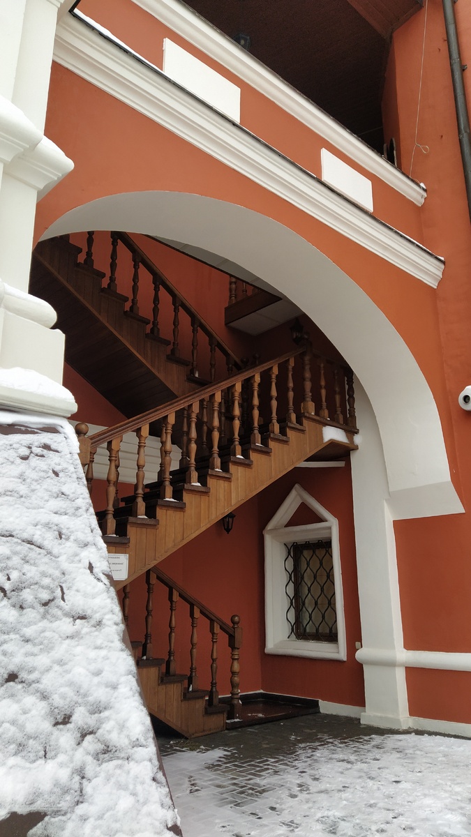 Лестница в галерею.