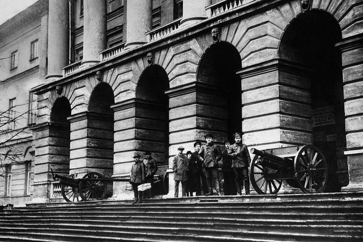    У входа в здание Смольного института - штаба большевиков во время Октябрьской революции, 1917 год./Российская национальная библиотека