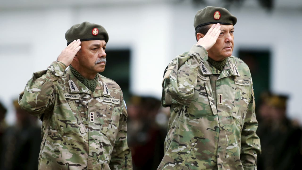 Уходящий в отставку главнокомандующий аргентинской армией Сезар Милани (справа) и его преемник генерал Рикардо Кундом